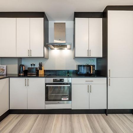 Ashview 6 - Heathrow - Windsor - Free Parking Appartement Staines-upon-Thames Buitenkant foto