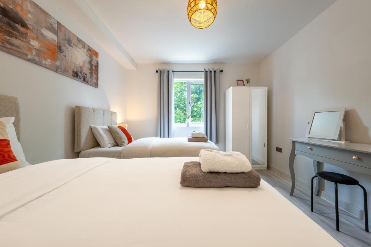 Ashview 6 - Heathrow - Windsor - Free Parking Appartement Staines-upon-Thames Buitenkant foto