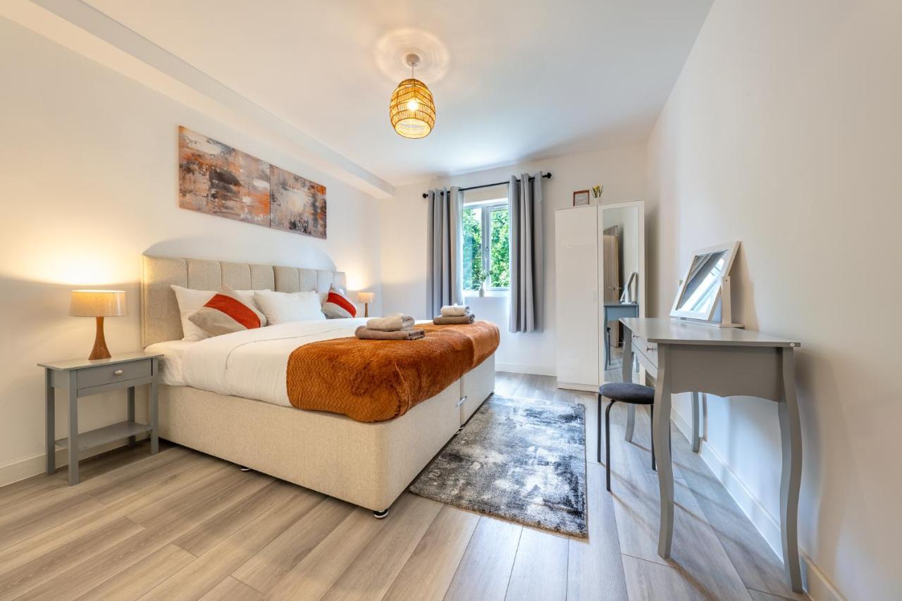 Ashview 6 - Heathrow - Windsor - Free Parking Appartement Staines-upon-Thames Buitenkant foto