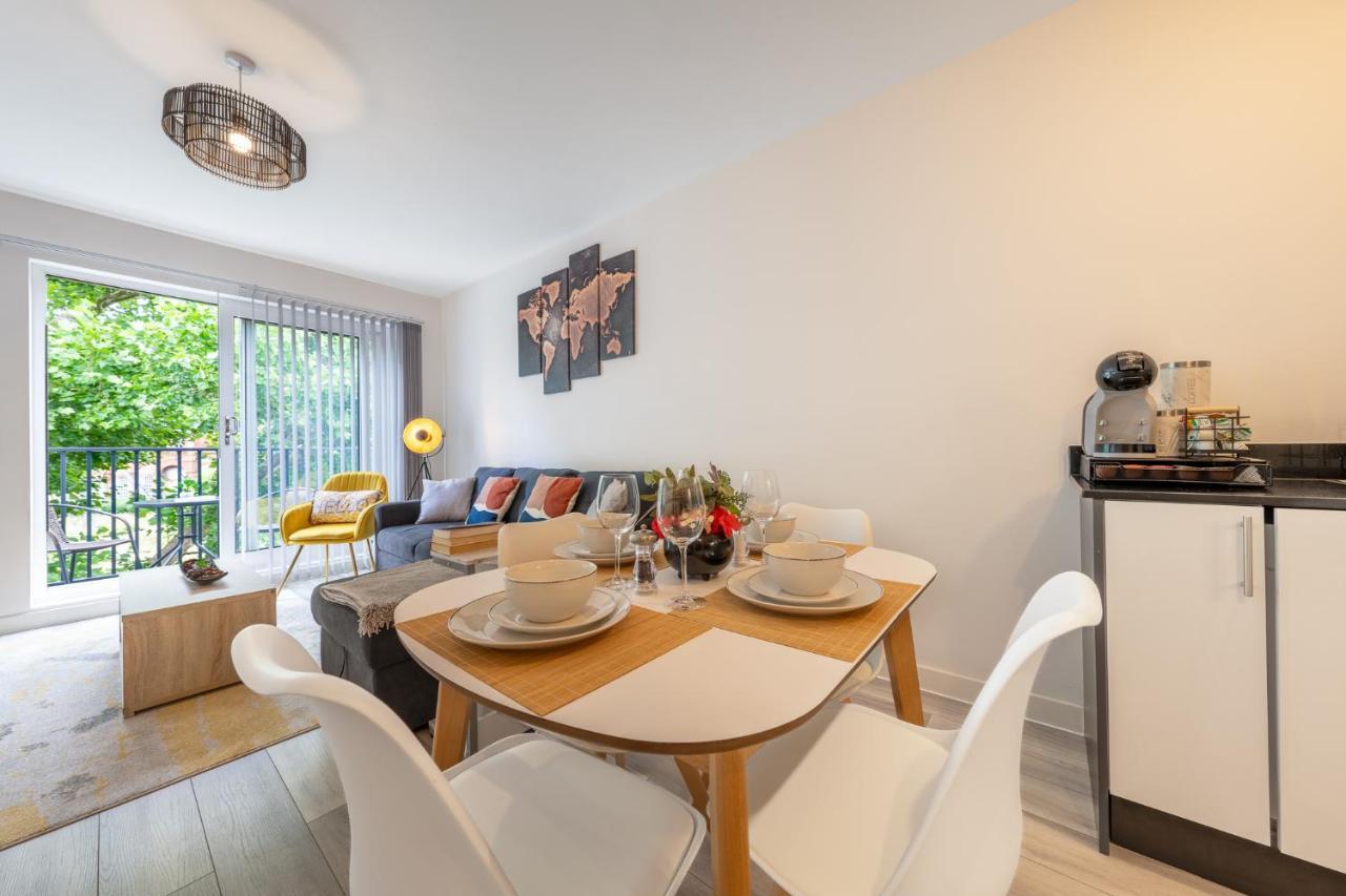 Ashview 6 - Heathrow - Windsor - Free Parking Appartement Staines-upon-Thames Buitenkant foto