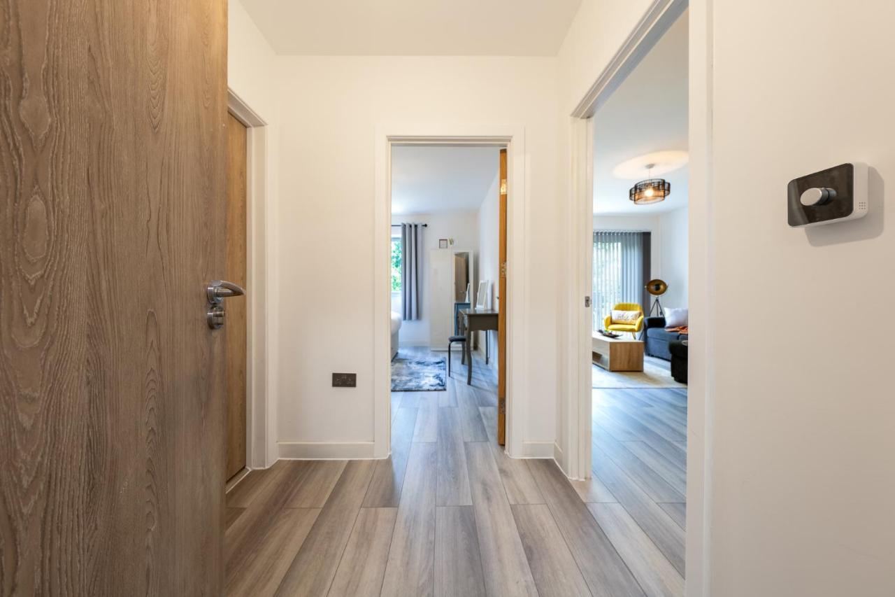 Ashview 6 - Heathrow - Windsor - Free Parking Appartement Staines-upon-Thames Buitenkant foto