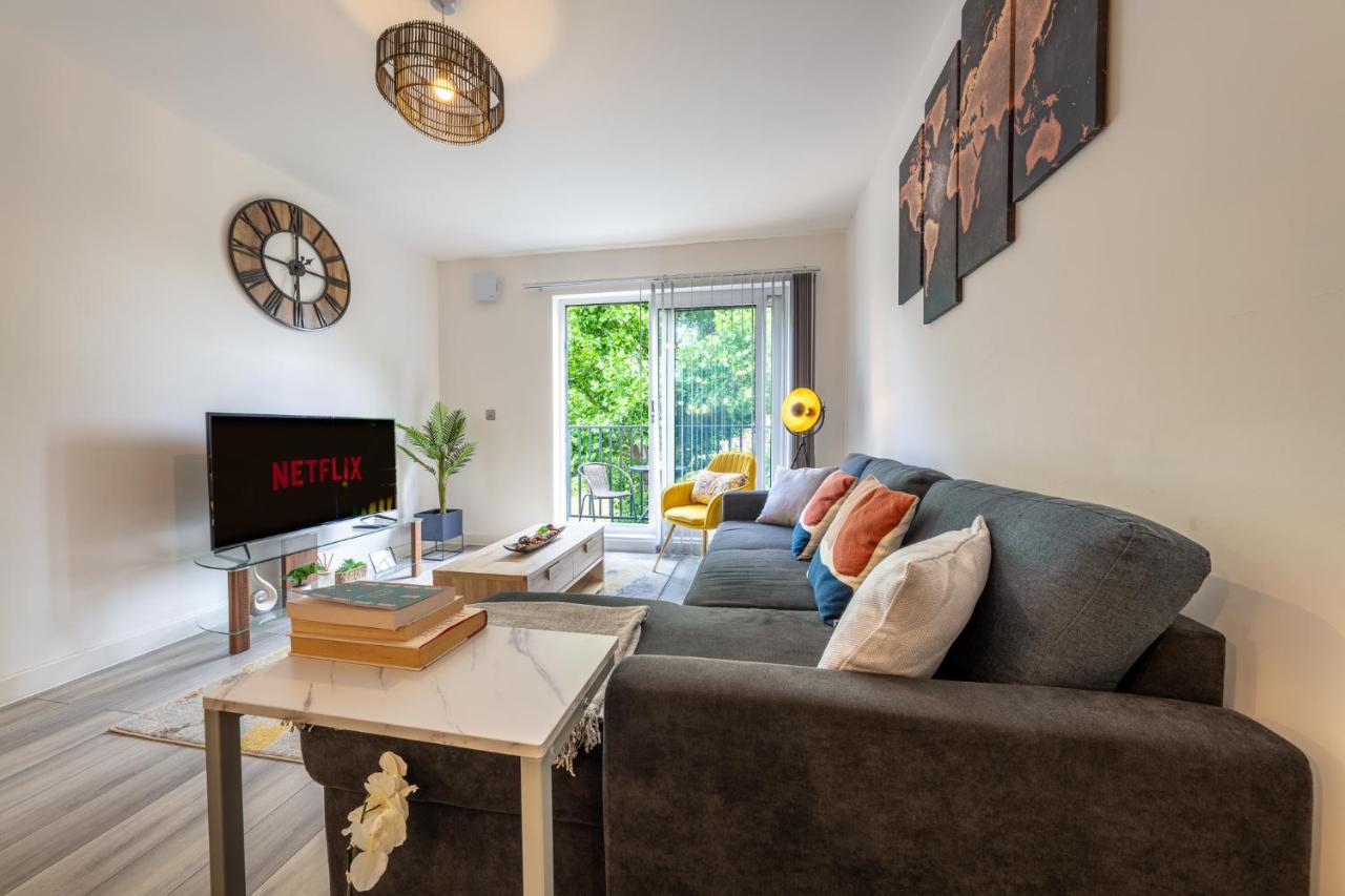 Ashview 6 - Heathrow - Windsor - Free Parking Appartement Staines-upon-Thames Buitenkant foto
