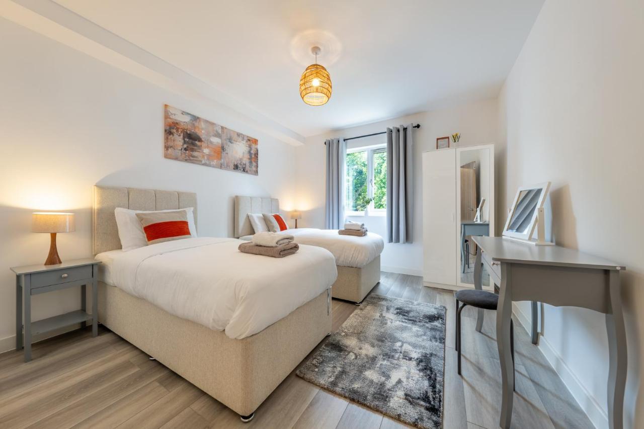 Ashview 6 - Heathrow - Windsor - Free Parking Appartement Staines-upon-Thames Buitenkant foto