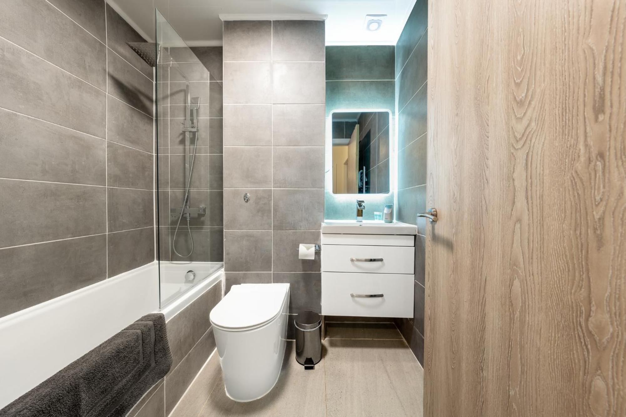Ashview 6 - Heathrow - Windsor - Free Parking Appartement Staines-upon-Thames Buitenkant foto
